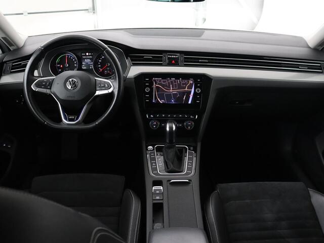 Volkswagen PASSAT 1.4 TSI PHEV GTE | Stoelverwarming | Trekhaak | Leder/Alcantara | Massage | Matrix LED | Camera | Carplay | Navigatie | Plug In