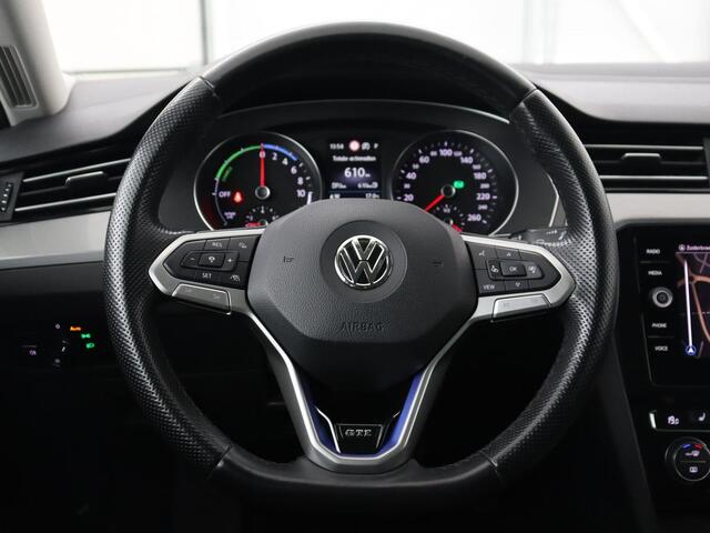 Volkswagen PASSAT 1.4 TSI PHEV GTE | Stoelverwarming | Trekhaak | Leder/Alcantara | Massage | Matrix LED | Camera | Carplay | Navigatie | Plug In