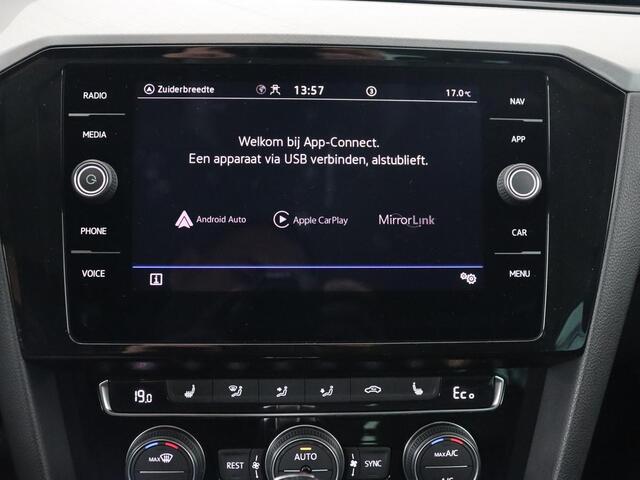 Volkswagen PASSAT 1.4 TSI PHEV GTE | Stoelverwarming | Trekhaak | Leder/Alcantara | Massage | Matrix LED | Camera | Carplay | Navigatie | Plug In