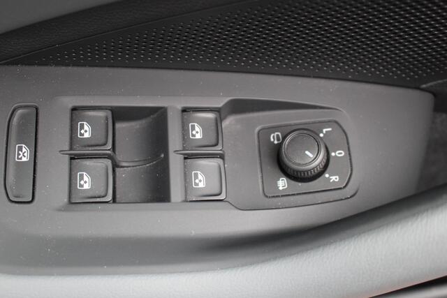 Volkswagen PASSAT Variant 1.5 eHybrid Business Plugin Navigatie | Trekhaak | PDC+ Camera | El. achterklep | Side Assist