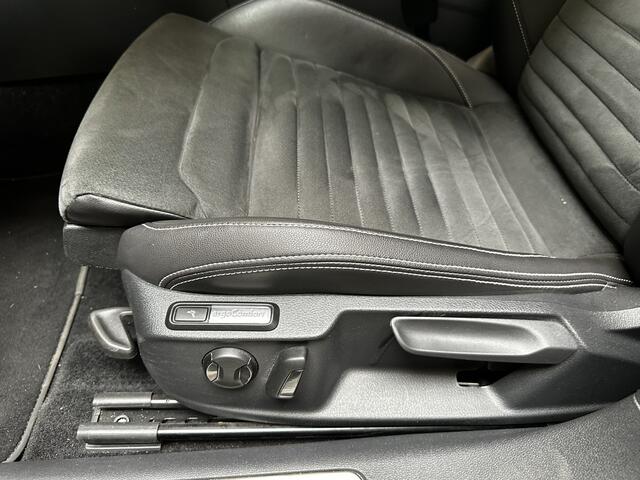 Volkswagen PASSAT Variant 1.4 TSI PHEV GTE Business / AUTOMAAT/ PANO/ TREKHAAK/ 218 PK/ ALCANTARA/ CAMERA/ PARK. SENSOREN/ ERGO COMFORT/ LED/ STOEL EN STUURVERWARM./ KEYLESS/ DIGITAL DASHBOARD/ APP-CONNECT/ ADAPT. CRUISE/ NAVI/ CLIMA/ DAB/ 17"