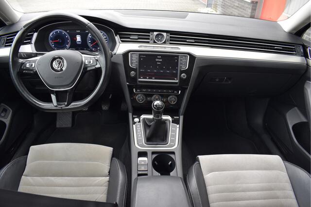 Volkswagen PASSAT 1.8TSI Variant Highline LED, Trekhaak, Adaptive cruise, Stuur/stoelverwarming, Carplay, Camera, PDC