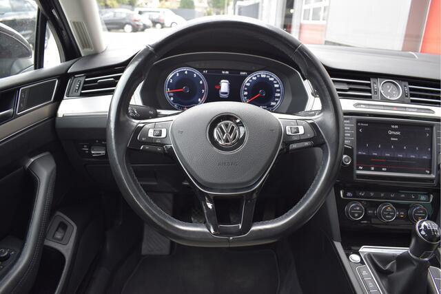 Volkswagen PASSAT 1.8TSI Variant Highline LED, Trekhaak, Adaptive cruise, Stuur/stoelverwarming, Carplay, Camera, PDC