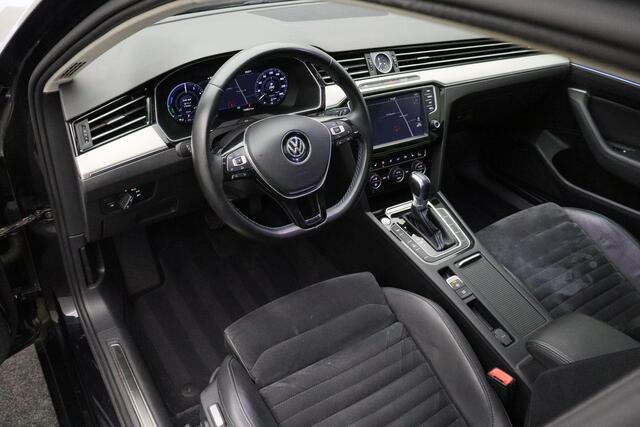 Volkswagen PASSAT Variant 1.4 TSI GTE Connected Series Plus 2016 NAP | Panoramadak | Camera | Cruise control | Stoelverwarming | Ergocomfort | Navigatie | Bluetooth | PDC | Alcantara Leder | Digitaal dashboard | LED | Climate control