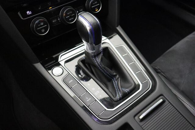 Volkswagen PASSAT Variant 1.4 TSI GTE Connected Series Plus 2016 NAP | Panoramadak | Camera | Cruise control | Stoelverwarming | Ergocomfort | Navigatie | Bluetooth | PDC | Alcantara Leder | Digitaal dashboard | LED | Climate control