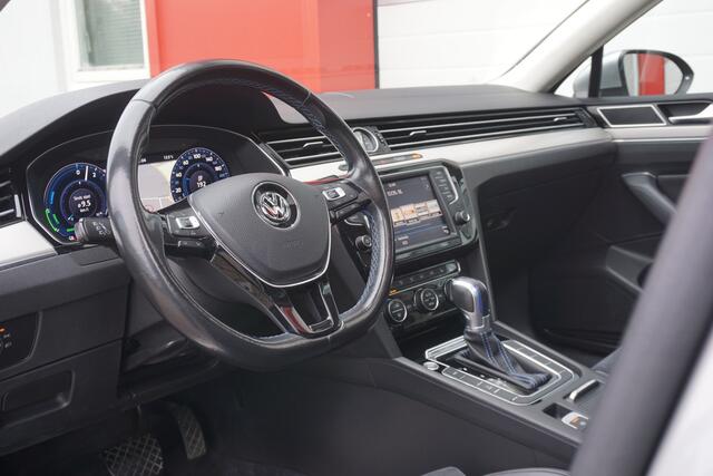 Volkswagen PASSAT 1.4 TSI GTE Connected Series Plus | Schuif-/kanteldak | Virtual Cockpit | ACC | Camera | Origineel NL |