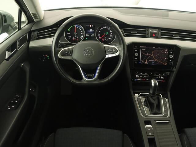 Volkswagen PASSAT 1.4 TSI PHEV GTE | Trekhaak | Stoelverwarming | Massage | Camera | Adaptive cruise | Carplay | Navigatie | Side Assist | Matrix LED | Plug In