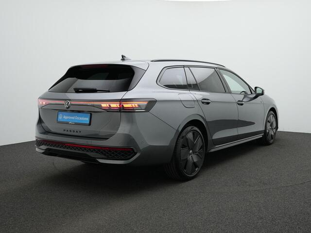 Volkswagen PASSAT Variant 1.5 eHybrid 272 pk DSG R-Line Edition | Trekhaak | IQ Light | Adaptive Cruise | Park Assist | ErgoActive voorstoelen | Black Style Pakket | 19 inch