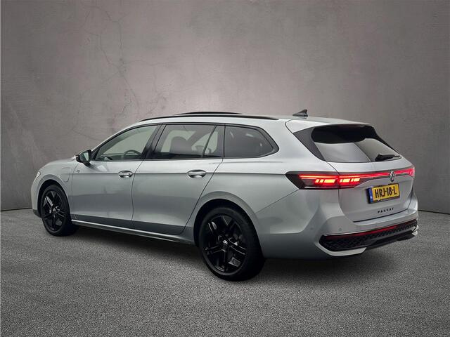 Volkswagen PASSAT Variant R-Line Edition 1.5 TSI eHybrid 204pk DSG Automaat Trekhaak, Black Style, Panoramadak, Adaptive cruise control, Harman Kardon audio
