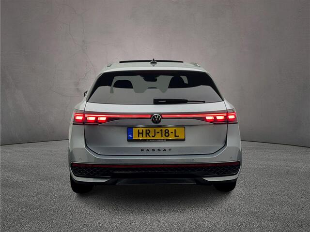 Volkswagen PASSAT Variant R-Line Edition 1.5 TSI eHybrid 204pk DSG Automaat Trekhaak, Black Style, Panoramadak, Adaptive cruise control, Harman Kardon audio