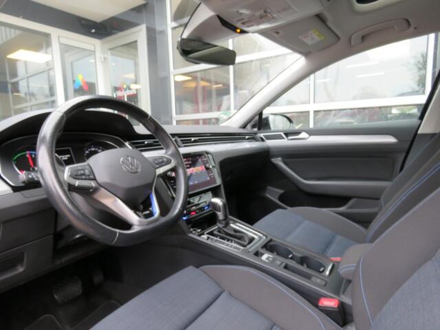 Volkswagen PASSAT 1.4 TSI PHEV GTE BNS / Pano / Wegklap.haak / Stoelverw. / Camera / BOVAG garantie