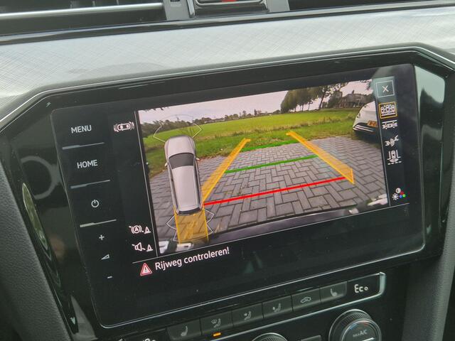 Volkswagen PASSAT Variant 1.4 TSI DSG6 GTE Business Automaat / Pack Adventure / Trekgewicht 1600 kg / Elektrisch wegklapbare trekhaak / Glazen schuif- en kanteldak / Elektrische achterklep / Achteruitrijcamera / Keyless Entry/Start / Stoelverwarming /