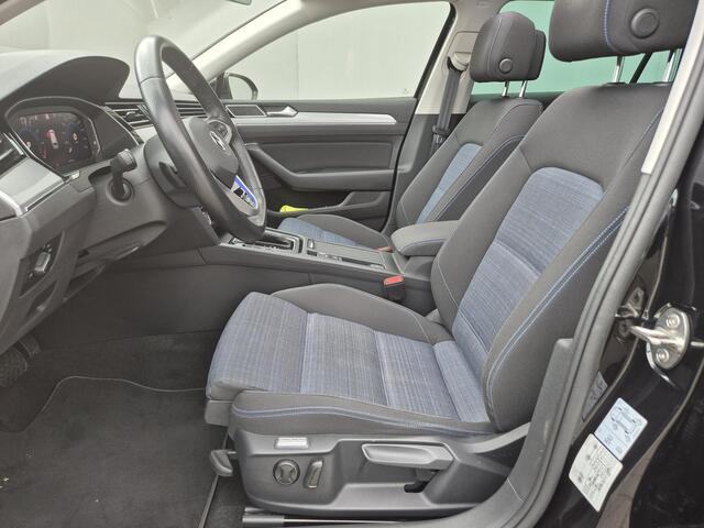 Volkswagen PASSAT Variant 1.4 TSI DSG6 GTE Business Automaat / Pack Adventure / Trekgewicht 1600 kg / Elektrisch wegklapbare trekhaak / Glazen schuif- en kanteldak / Elektrische achterklep / Achteruitrijcamera / Keyless Entry/Start / Stoelverwarming /