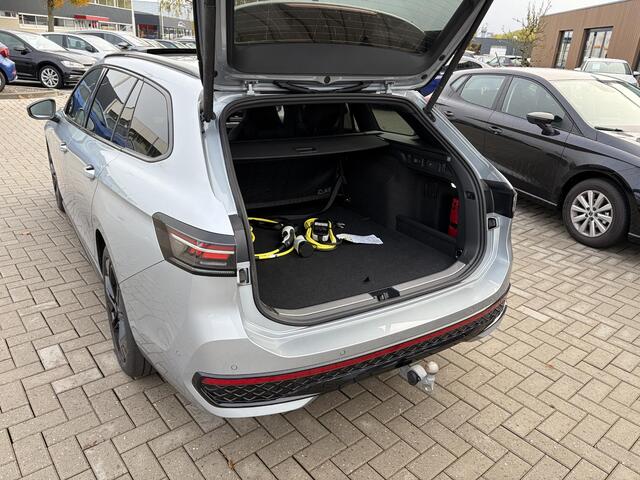 Volkswagen PASSAT Variant 1.5 eHybrid 272 Pk Automaat R-Line Edition | Trekhaak | 360° Camera | Panoramadak | Digitale Cockpit | Sporstoelen | Adaptive Cruise | Head-up | Carplay | 18 Inch | 13.658 Km!!