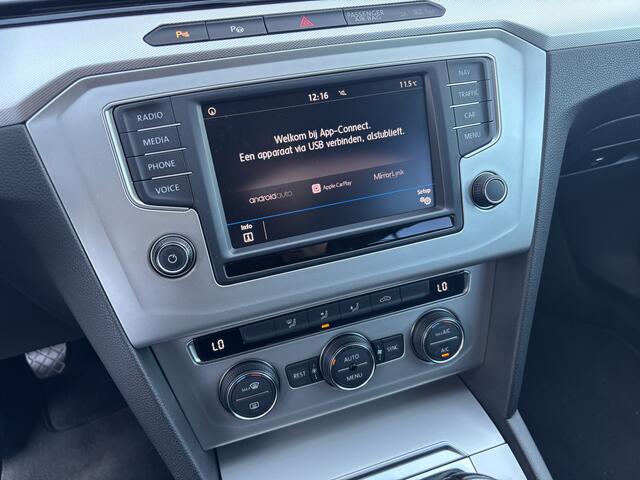 Volkswagen PASSAT Variant 1.6 TDI Connected Series TREKHAAK / FULL LED / CAMERA / CARPLAY / DAB+ / CRUISE / PDC / NL-AUTO