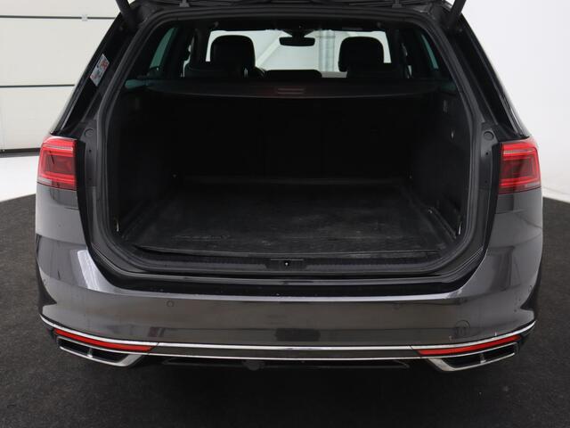 Volkswagen PASSAT 1.5 TSI Elegance Business R | Leder/Alcantara | Stoelverwarming | Trekhaak | Adaptive cruise | Matrix LED | Keyless | Carplay | Navigatie | Virtual Cockpit | Parkeerhulp | R Line
