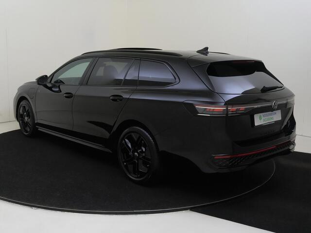 Volkswagen PASSAT Variant 1.5 eHybrid R-Line Edition | Panoramadak | Trekhaak | Head-up display | Parkeerassistent | Black style | Adaptieve demping | Stoelverwarming voor en achter | Dodehoek detectie |