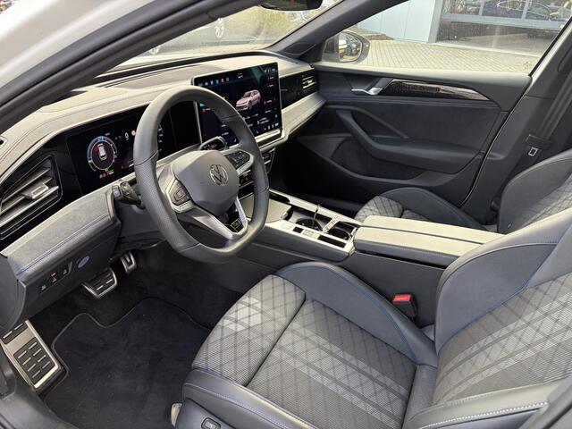 Volkswagen PASSAT Variant 1.5 eHybrid 272 Pk Automaat R-Line Edition | Matrix LED | Panoramadak | Head-Up | Black Style | Trekhaak | 18" | 19.087 Km!!