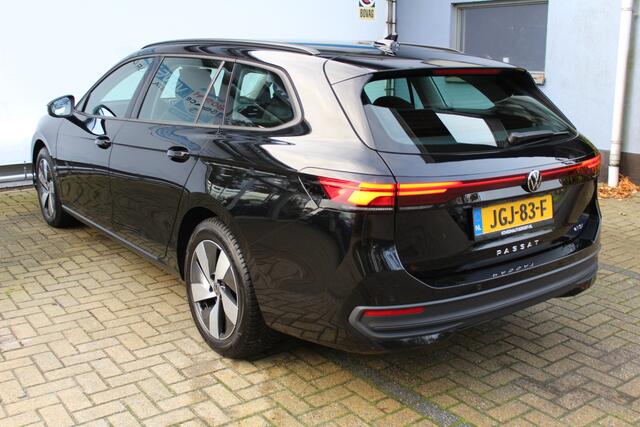 Volkswagen PASSAT Variant 1.5 eTSI 150 pk | Incl. 12 maanden Garantie | Stoel/stuur verwarming | Achteruitrijcamera | Adaptive cruise controle | Dodehoekdetectie | Parkeersensoren V+A | Navigatie | Apple CarPlay/Android Auto | Draadloze telefoonlader | Climate controle | L