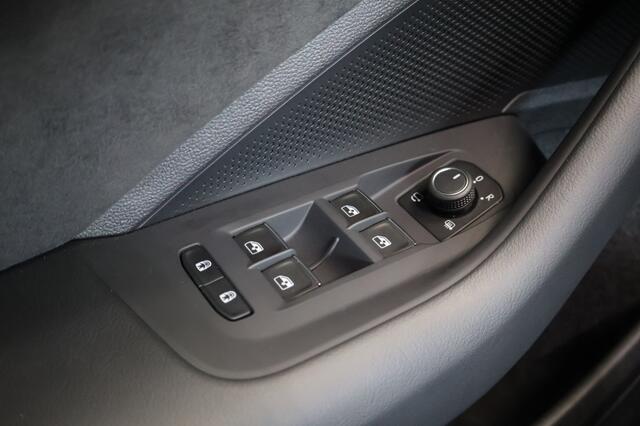 Volkswagen PASSAT 1.5 eHybrid R-Line Edition | Panoramadak | Trekhaak | H&K | ACC