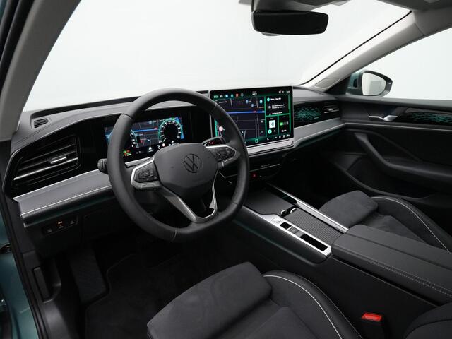 Volkswagen PASSAT Variant 1.5 eHybrid 204 pk DSG Elegance Business | Trekhaak | Adaptief onderstel | Rondomzicht camera | Head-up display | Stuur-/achterbankverwarming