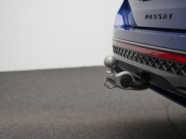 Volkswagen PASSAT Variant 1.5 eHybrid 272 pk DSG R-Line Edition | Panoramadak | Trekhaak | Adaptief onderstel | Head-up display | IQ Light | Achteruitrijcamera