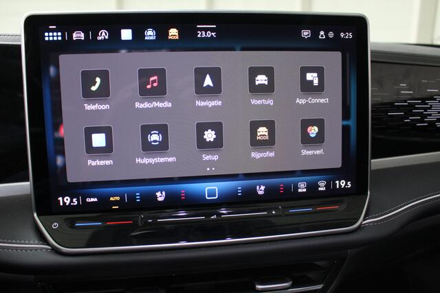 Volkswagen PASSAT Variant 1.5 eTSI Elegance Navigatie | Panoramadak | H.U.D. | 18" Velgen