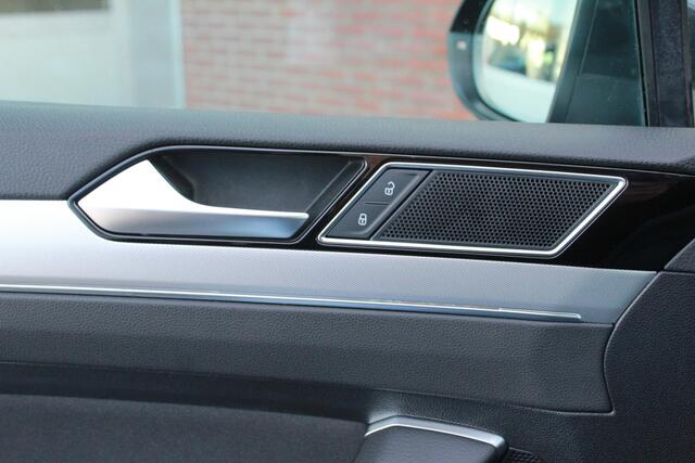 Volkswagen PASSAT Variant 1.5 TSI Comfortline Business | Trekhaak | ACC | Carplay |