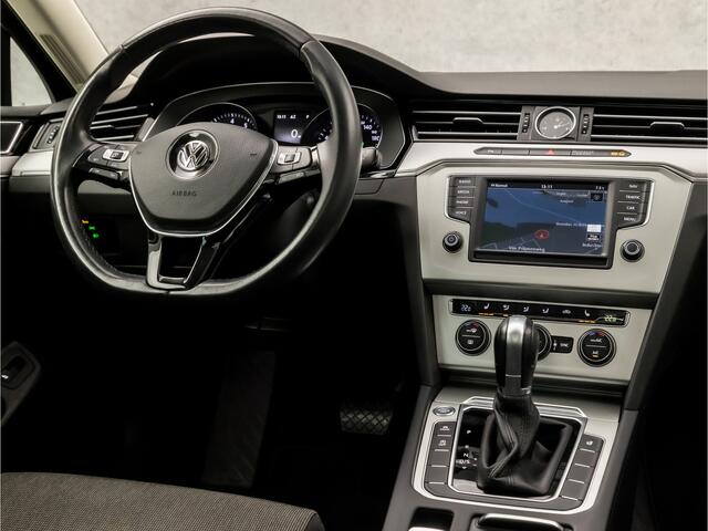 Volkswagen PASSAT 1.4 TSI ACT Sport 150Pk Automaat (PANORAMADAK, APPLE CARPLAY, NAVIGATIE, CAMERA, STOELVERWARMING ACHTER, ADAPTIVE CRUISE, GETINT GLAS, TREKHAAK, LED KOPLAMPEN, NIEUWSTAAT)