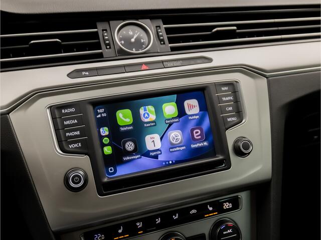 Volkswagen PASSAT 1.4 TSI ACT Sport 150Pk Automaat (PANORAMADAK, APPLE CARPLAY, NAVIGATIE, CAMERA, STOELVERWARMING ACHTER, ADAPTIVE CRUISE, GETINT GLAS, TREKHAAK, LED KOPLAMPEN, NIEUWSTAAT)