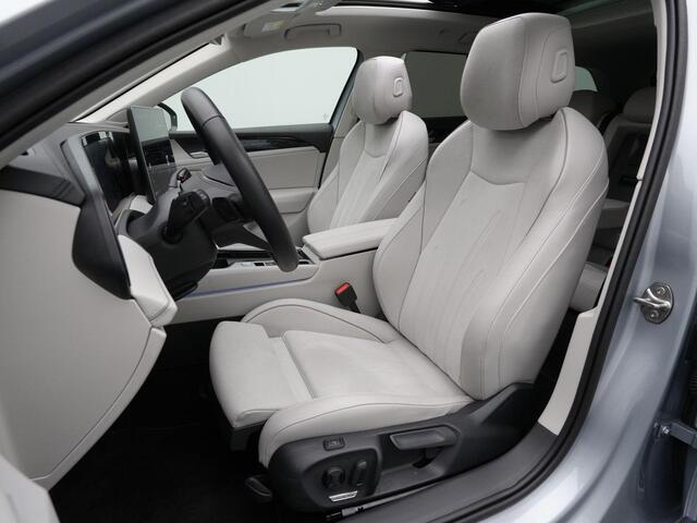 Volkswagen PASSAT Variant 1.5 eHybrid 204 pk DSG Elegance Business | Panoramadak | Trekhaak | Adaptief onderstel | Leder/alcantara | 360 camera | Head-up display