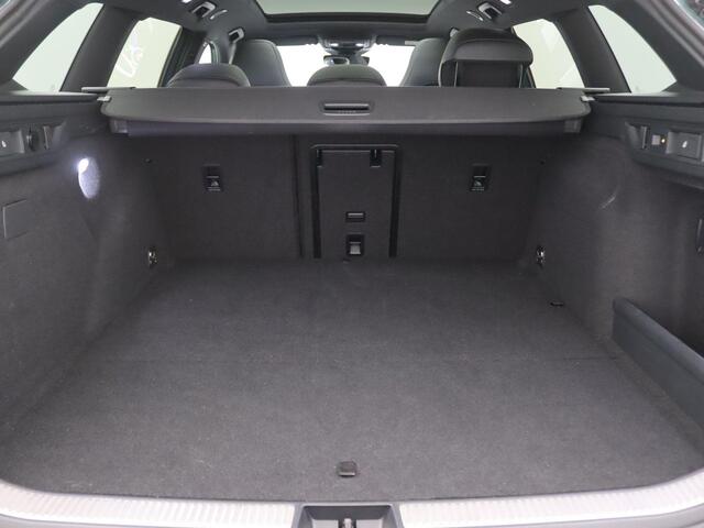 Volkswagen PASSAT Variant 1.5 eHybrid R-Line Edition 272PK DSG SOH 100%, Black Style, Pano-Schuifdak, Trekhaak, Lederen Bekleding, Memorystoel, 360gr. Camera, Stoel-Stuurverwarming, 18" LM Velgen