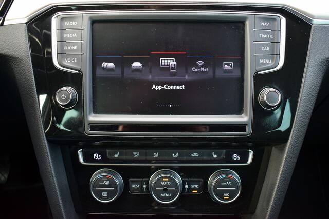 Volkswagen PASSAT Variant 1.6 TDi Highline R-Line LED | Leder/Alcantara | Carplay | Virtual | Camera | Trekhaak | Sportstoelen