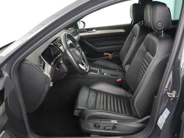Volkswagen PASSAT 1.5 TSI R-Line | Nappaleder | Stoelverwarming | Camera | Carplay | Massage | Memory | Side Assist | Navigatie | Matrix LED | Adaptive cruise