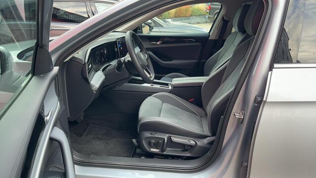 Volkswagen PASSAT Variant 1.5 eTSI Elegance Business TREKHAAK / FULL LED / CAMERA / STOELVERW / STUURVERW / CARPLAY / KEYLESS / NIEUWSTAAT!