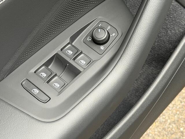 Volkswagen PASSAT Variant 1.5 eHybrid Business | Trekhaak | Alcantara | Head-up | Camera | Rijklaar incl. garantie