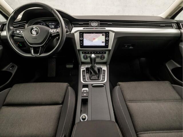 Volkswagen PASSAT Variant 1.4 TSI ACT Highline 150Pk Automaat (APPLE CARPLAY, GROOT NAVI, CLIMATE, STOELVERWARMING, KEYLESS, SPORTSTOELEN, GETINT GLAS, TREKHAAK, ADAPTIVE CRUISE, NIEUWE APK, NIEUWSTAAT)
