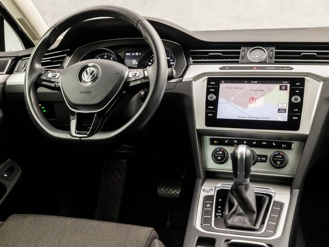 Volkswagen PASSAT Variant 1.4 TSI ACT Highline 150Pk Automaat (APPLE CARPLAY, GROOT NAVI, CLIMATE, STOELVERWARMING, KEYLESS, SPORTSTOELEN, GETINT GLAS, TREKHAAK, ADAPTIVE CRUISE, NIEUWE APK, NIEUWSTAAT)