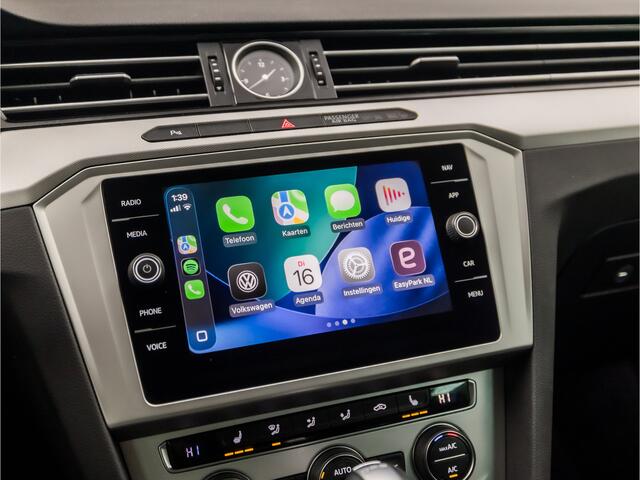 Volkswagen PASSAT Variant 1.4 TSI ACT Highline 150Pk Automaat (APPLE CARPLAY, GROOT NAVI, CLIMATE, STOELVERWARMING, KEYLESS, SPORTSTOELEN, GETINT GLAS, TREKHAAK, ADAPTIVE CRUISE, NIEUWE APK, NIEUWSTAAT)
