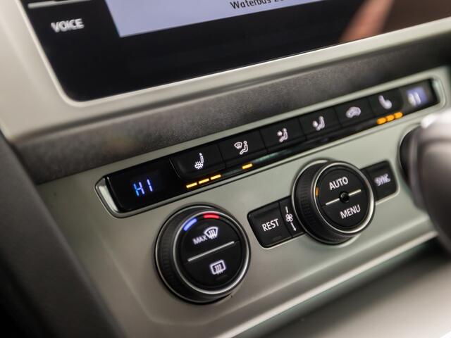 Volkswagen PASSAT Variant 1.4 TSI ACT Highline 150Pk Automaat (APPLE CARPLAY, GROOT NAVI, CLIMATE, STOELVERWARMING, KEYLESS, SPORTSTOELEN, GETINT GLAS, TREKHAAK, ADAPTIVE CRUISE, NIEUWE APK, NIEUWSTAAT)