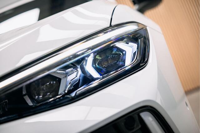 Volkswagen PASSAT R-Line Diesel | Trekhaak | Pano | Head-up | Stoelmassage |