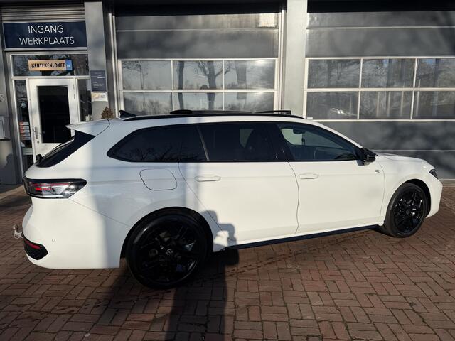 Volkswagen PASSAT Variant 1.5 eHybrid R-Line Edition | 272 Pk AutomaatMatrix LED | Panoramadak | Head-Up | Black Style | Trekhaak | 18" | 40.050 Km!!