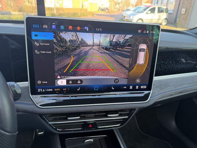 Volkswagen PASSAT Variant 1.5 eHybrid R-Line Edition | 272 Pk AutomaatMatrix LED | Panoramadak | Head-Up | Black Style | Trekhaak | 18" | 40.050 Km!!