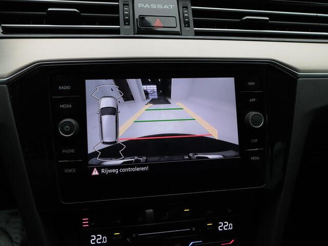 Volkswagen PASSAT Variant 1.5 TSi 150 Pk Automaat Business | Adaptive Cruise | Climate Control | Camera | Trekhaak | Navigatie | Stoelverwarming | 18 Inch