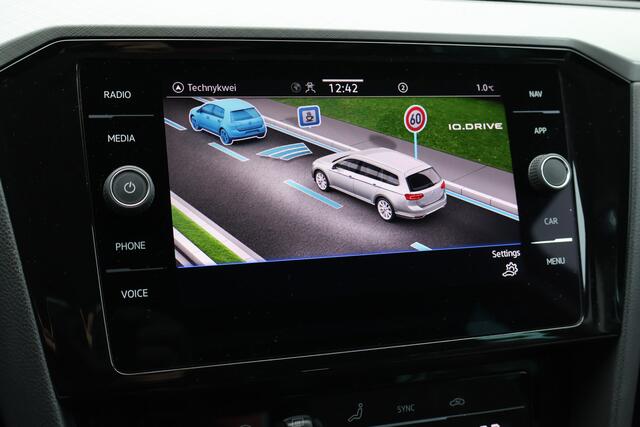 Volkswagen PASSAT Variant 1.5 TSI Automaat Business | Virtual Cockpit | ACC | Camera | Origineel NL |