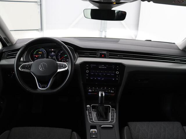 Volkswagen PASSAT 1.4 TSI PHEV GTE | Stoelverwarming | Camera | Carplay | Navigatie | Matrix LED | Adaptive cruise | Climate control | Bluetooth | Parkeerhulp | Plug In