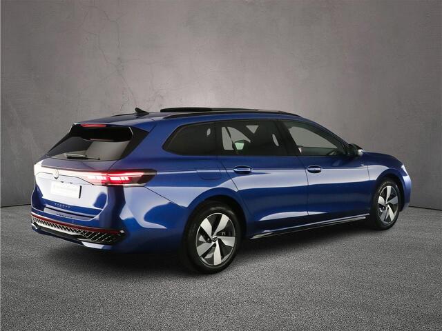 Volkswagen PASSAT Variant R-Line Edition 1.5 TSI eHybrid 272pk DSG Automaat Trekhaak, Panoramadak, Black style, 360 camera, Elektrische achterklep, Adaptive cruise control