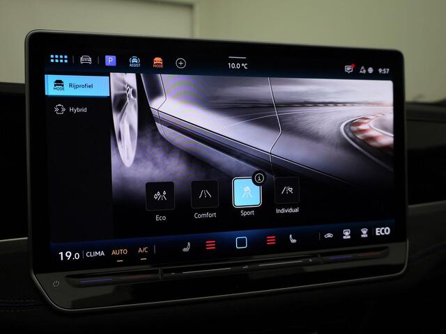 Volkswagen PASSAT Variant 1.5eHybrid 200kW/272PK R-Line Edition · Panoramadak · Trekhaak · Apple/Android · Garantie t/m 15-07-2030 of 100000km.