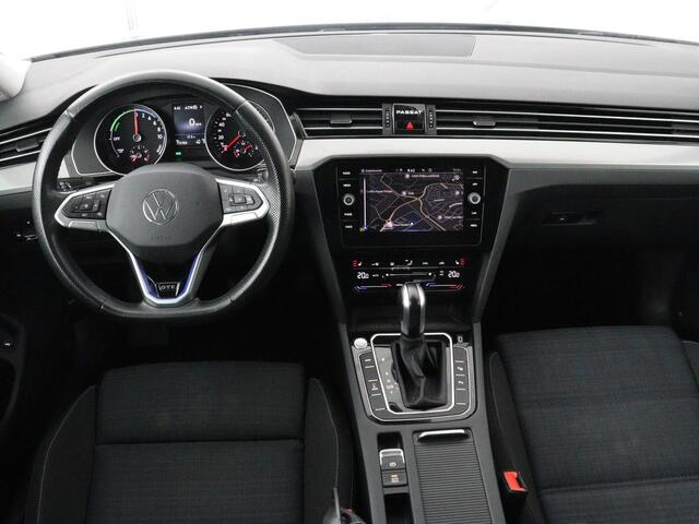 Volkswagen PASSAT 1.4 TSI PHEV GTE | Trekhaak | Stoelverwarming | Stoelverwarming | Camera | Massage | Carplay | Matrix LED | Adaptive cruise | Navigatie | Park Assist | Climate control | Plug In