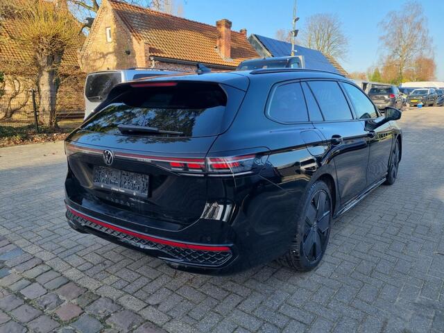 Volkswagen PASSAT Variant 1.5 eTSI DSG R-Line Pano Stoelverw Led
